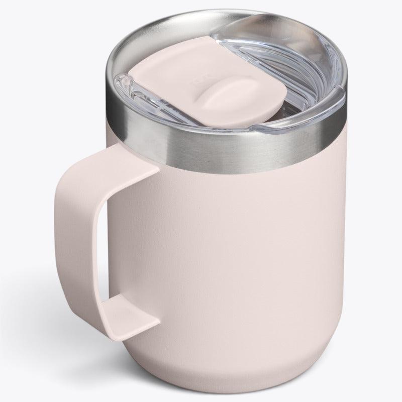Tasse Stanley Everyday rose, vue arrière avec anse et couvercle.