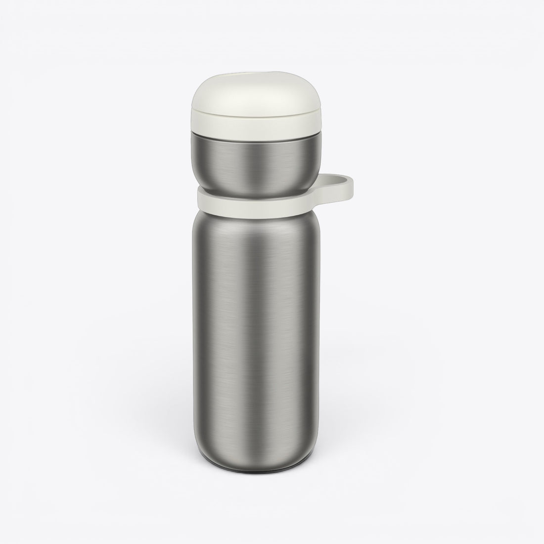 Bouteille sport au corps argenté, bouchon blanc fermé
