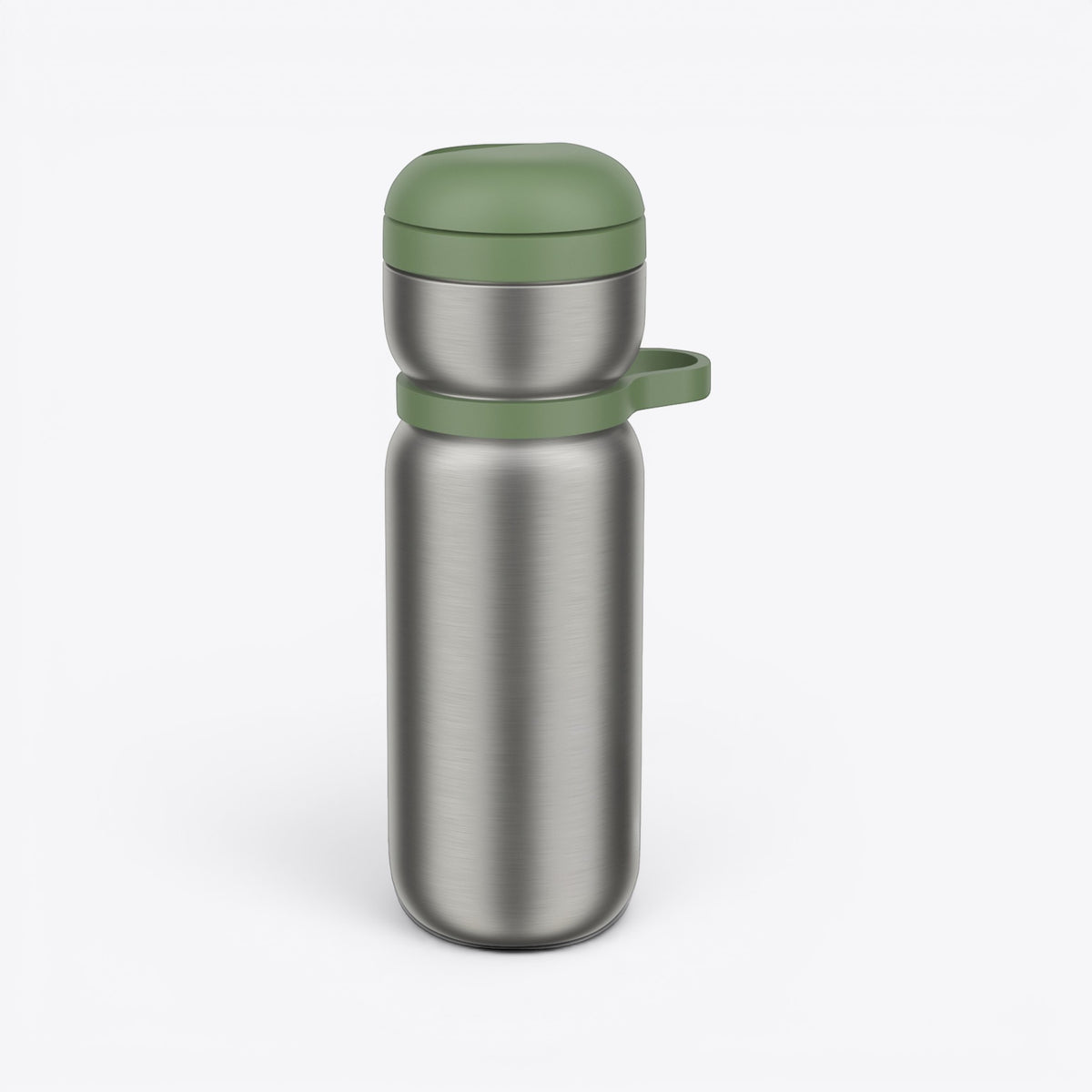 Bouteille sport au corps argenté, bouchon vert fermé