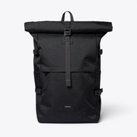Sandqvist ICON Rolltop Backpack 16" noir — vue de face avec fermeture rolltop, sangle centrale et poches latérales.