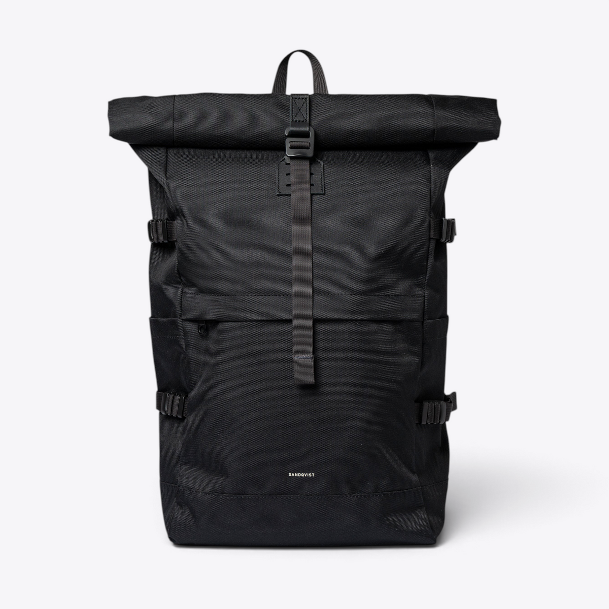 Sandqvist ICON Rolltop Backpack 16" noir — vue de face avec fermeture rolltop, sangle centrale et poches latérales.