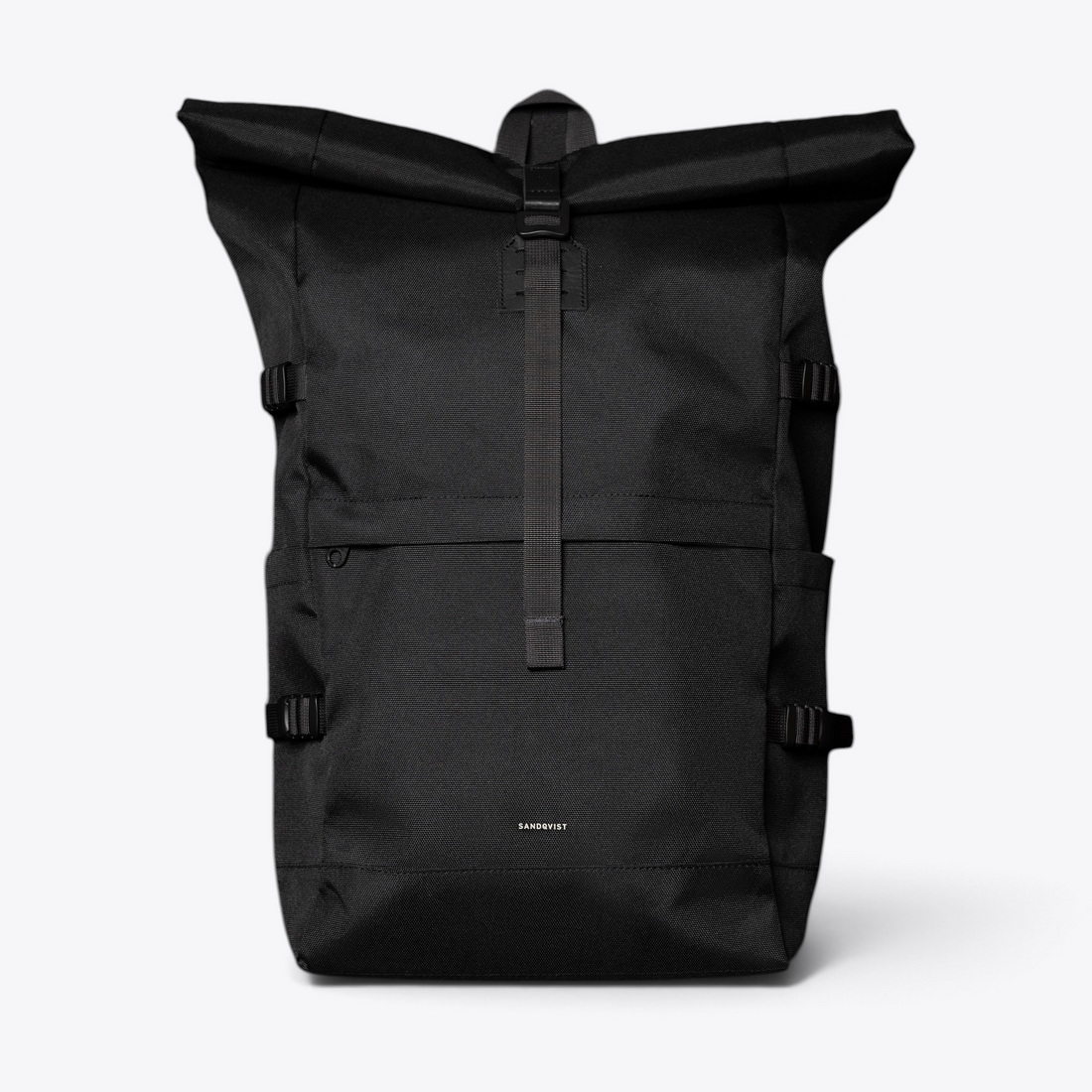 Sandqvist ICON Rolltop Backpack 16" noir — autre photographie studio de face sur fond sombre, avec plis et fermeture différents.