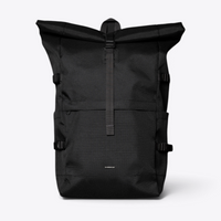 Sandqvist ICON Rolltop Backpack 16" noir — autre photographie studio de face sur fond sombre, avec plis et fermeture différents.