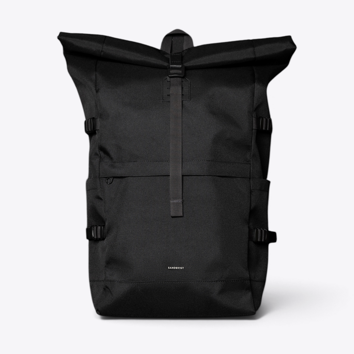 Sandqvist ICON Rolltop Backpack 16" noir — autre photographie studio de face sur fond sombre, avec plis et fermeture différents.