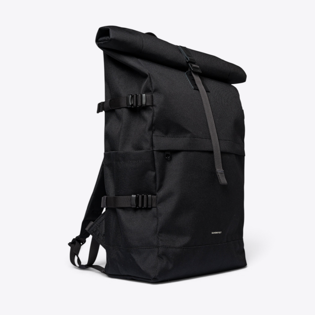 Sandqvist ICON Rolltop Backpack 16" noir — vue de trois quarts avec sangles et poches latérales.