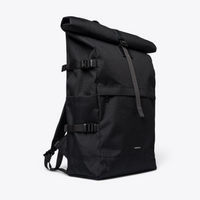 Sandqvist ICON Rolltop Backpack 16" noir — vue de trois quarts avec sangles et poches latérales.