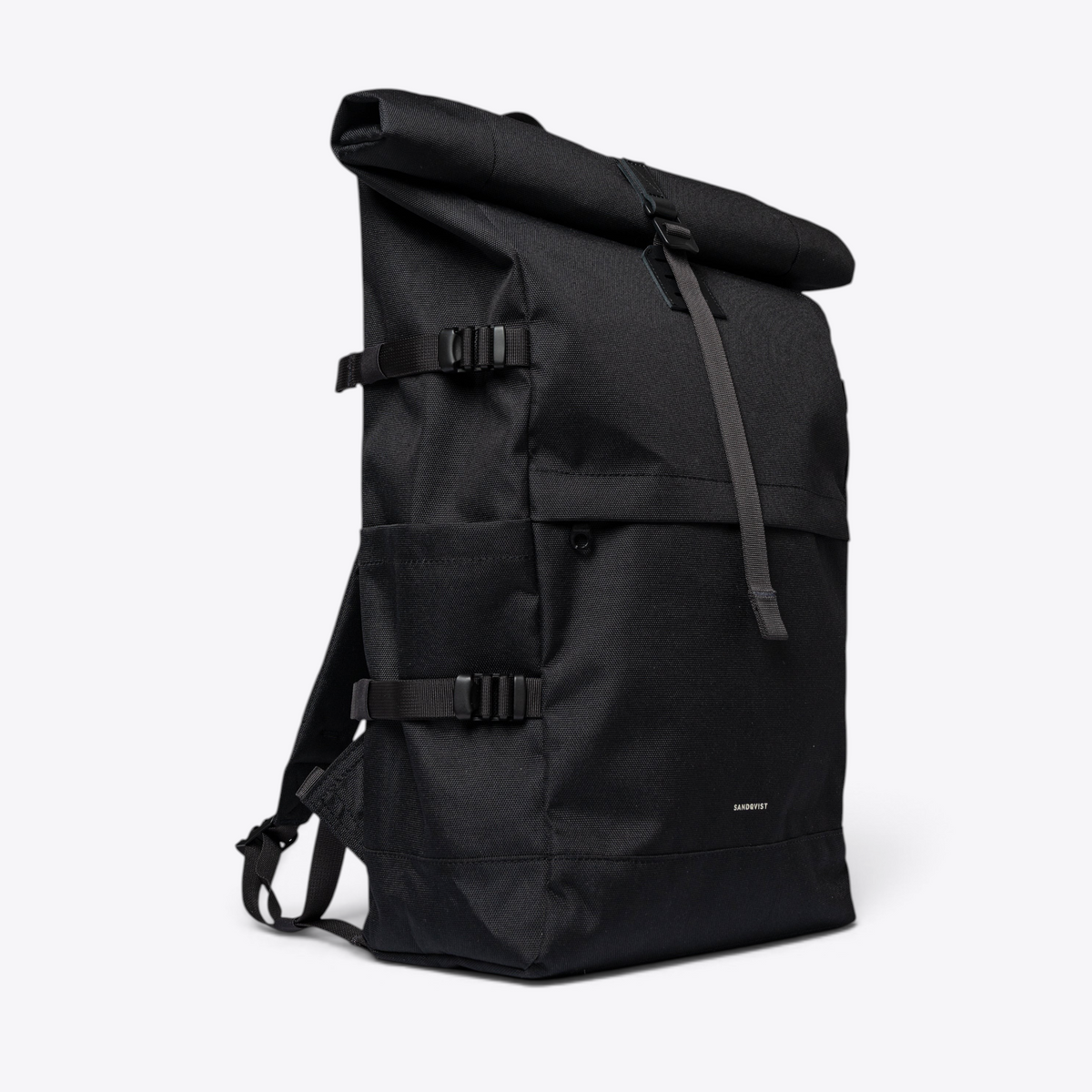 Sandqvist ICON Rolltop Backpack 16" noir — vue de trois quarts avec sangles et poches latérales.