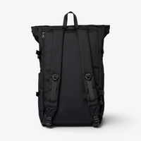 Sandqvist ICON Rolltop Backpack 16" noir — vue arrière avec bretelles rembourrées.