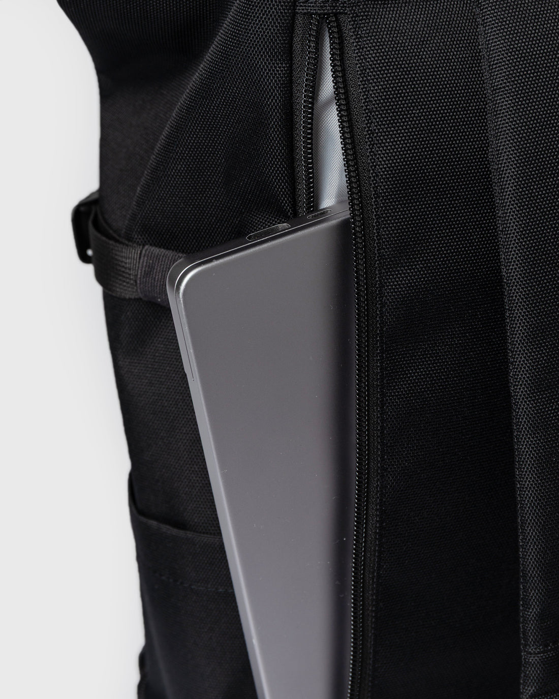 Sandqvist ICON Rolltop Backpack 16" noir — détail du compartiment dorsal avec un ordinateur portable illustrant le rangement.