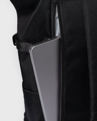 Sandqvist ICON Rolltop Backpack 16" noir — détail du compartiment dorsal avec un ordinateur portable illustrant le rangement.