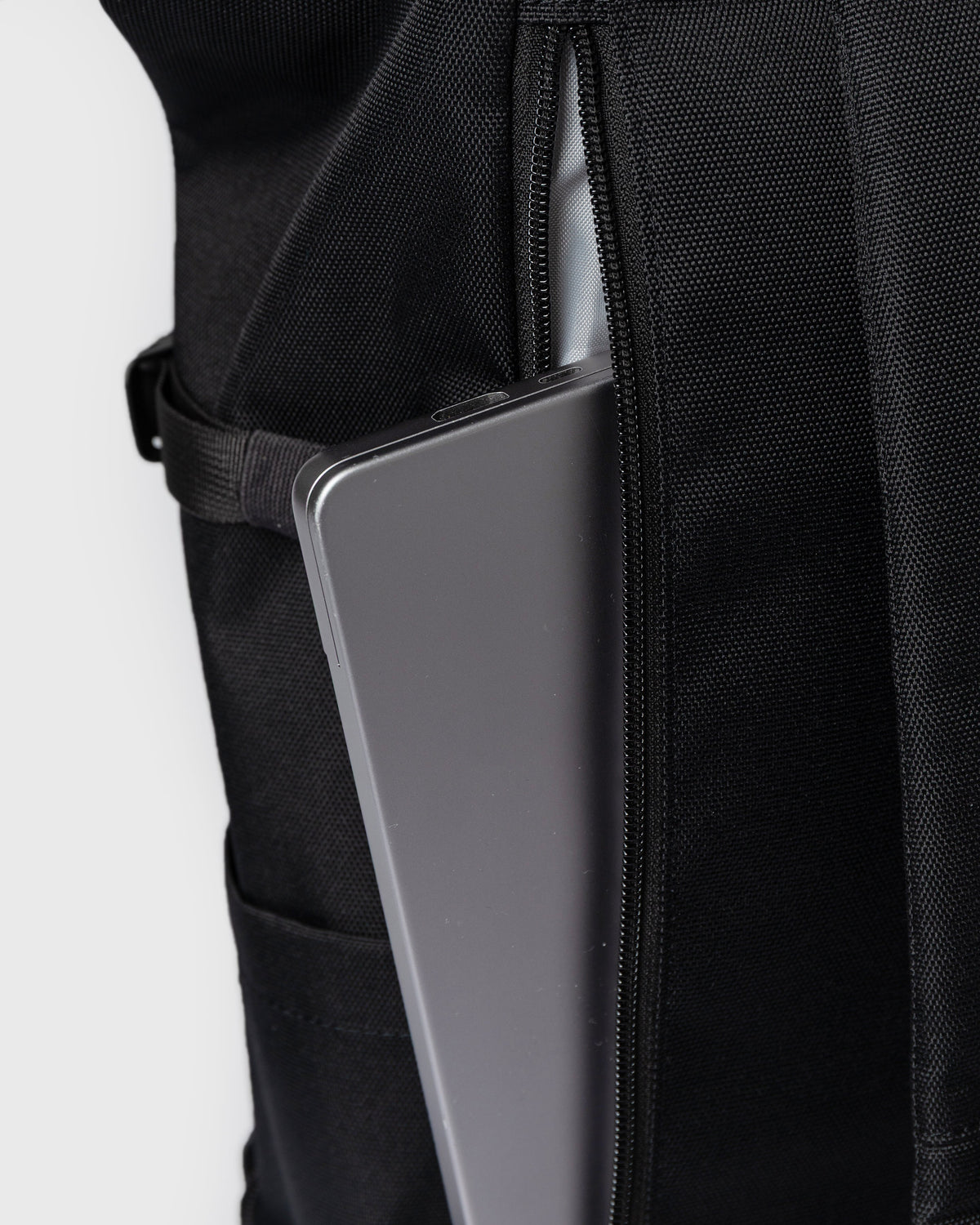 Sandqvist ICON Rolltop Backpack 16" noir — détail du compartiment dorsal avec un ordinateur portable illustrant le rangement.