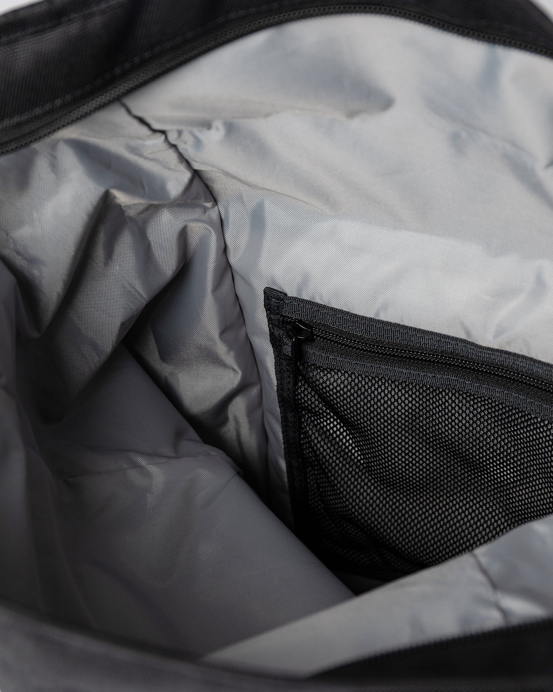Sandqvist ICON Rolltop Backpack 16" noir — vue intérieure avec poche en filet zippée.