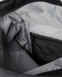 Sandqvist ICON Rolltop Backpack 16" noir — vue intérieure avec poche en filet zippée.