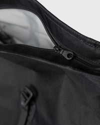 Sandqvist ICON Rolltop Backpack 16" noir — détail de la fermeture éclair supérieure et de la doublure.