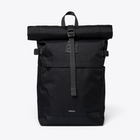 Sandqvist ICON Rolltop Backpack 14" noir — vue de face avec fermeture rolltop et sangle centrale.