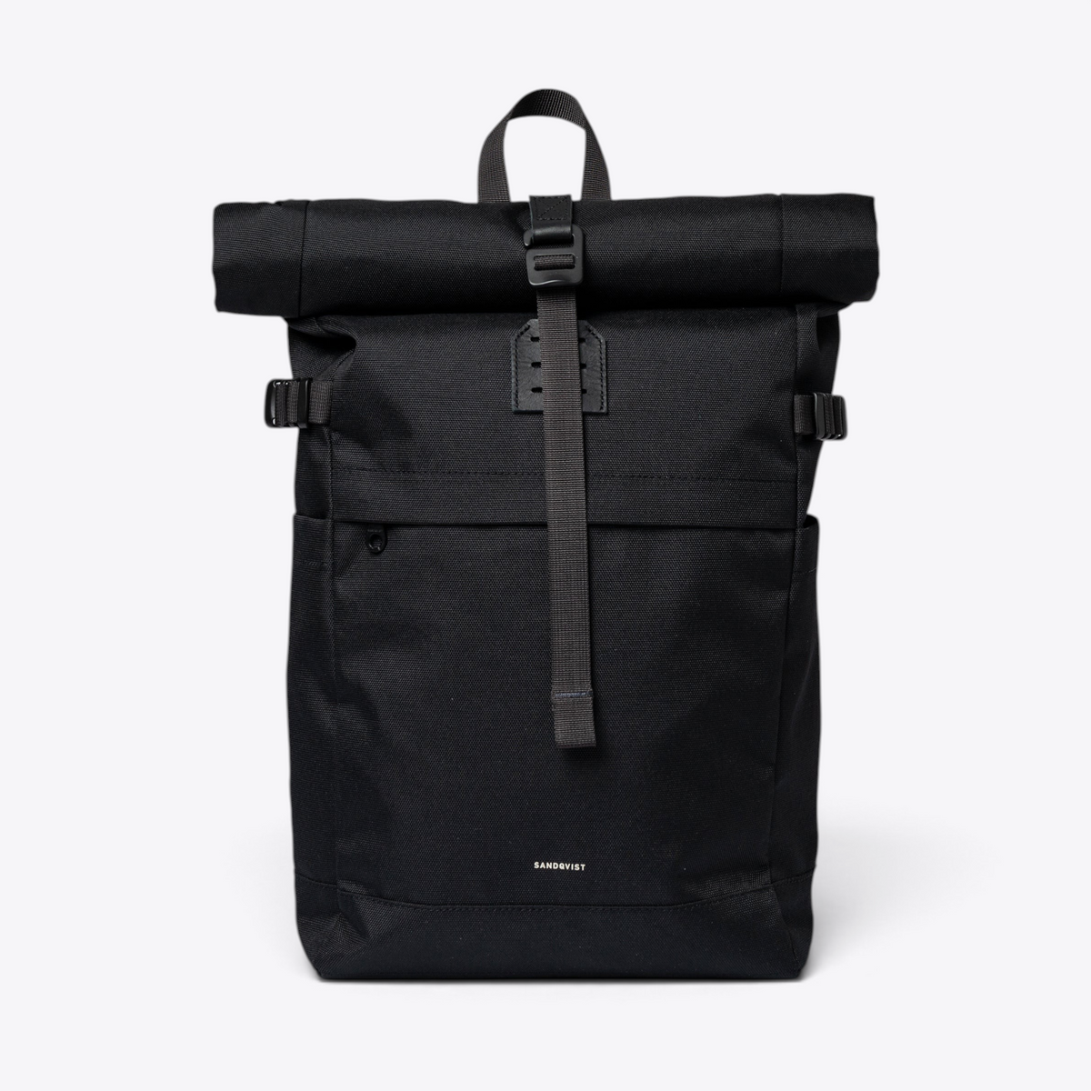 Sandqvist ICON Rolltop Backpack 14" noir — vue de face avec fermeture rolltop et sangle centrale.