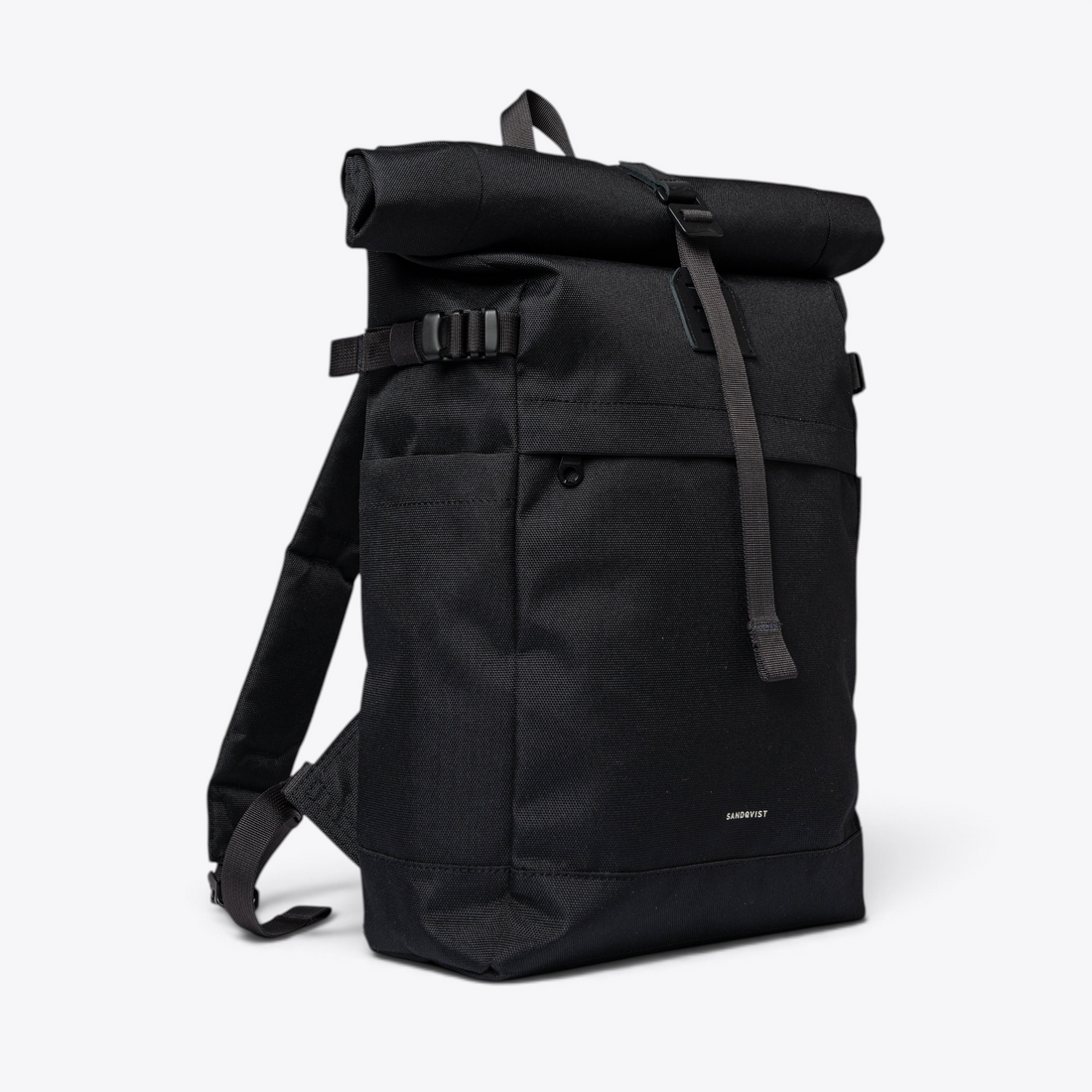 Sandqvist ICON Rolltop Backpack 14" noir — vue de trois quarts avec sangles et poche latérale.
