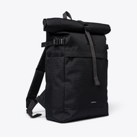 Sandqvist ICON Rolltop Backpack 14" noir — vue de trois quarts avec sangles et poche latérale.