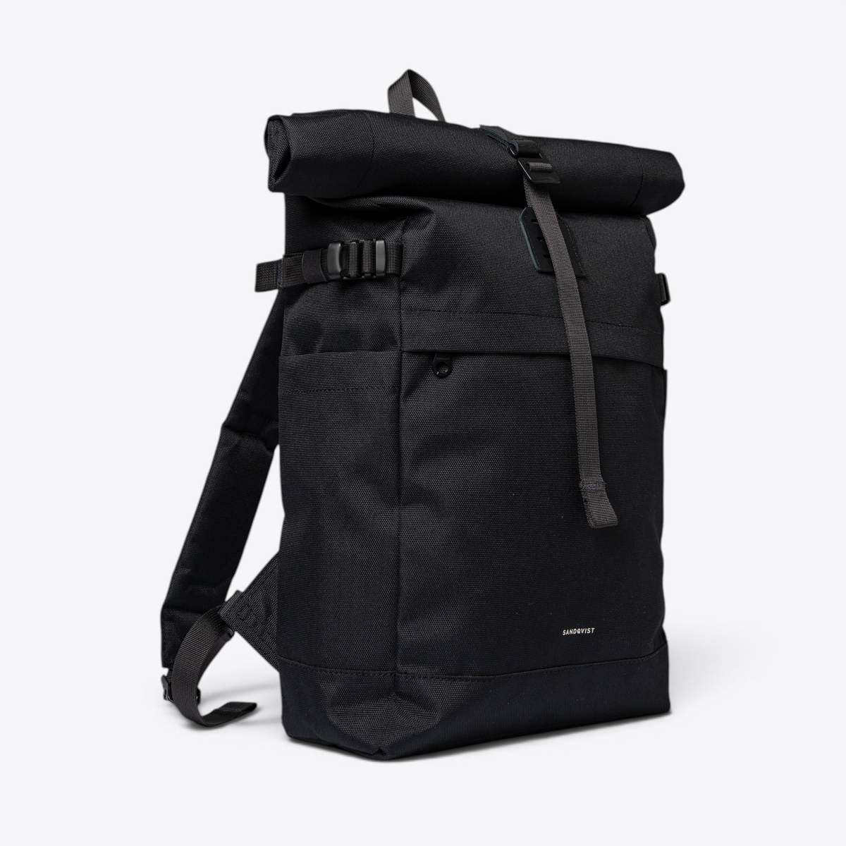 Sandqvist ICON Rolltop Backpack 14" noir — vue de trois quarts avec sangles et poche latérale.