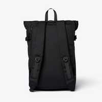 Sandqvist ICON Rolltop Backpack 14" noir — vue arrière avec bretelles rembourrées.