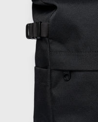 Sandqvist ICON Rolltop Backpack 14" noir — détail de la sangle latérale et des poches extérieures.