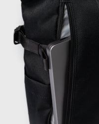 Sandqvist ICON Rolltop Backpack 14" noir — détail du compartiment dorsal avec un ordinateur portable illustrant le rangement.