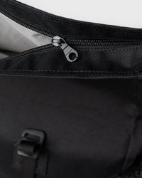 Sandqvist ICON Rolltop Backpack 14" noir — détail de la fermeture éclair supérieure et de la doublure.