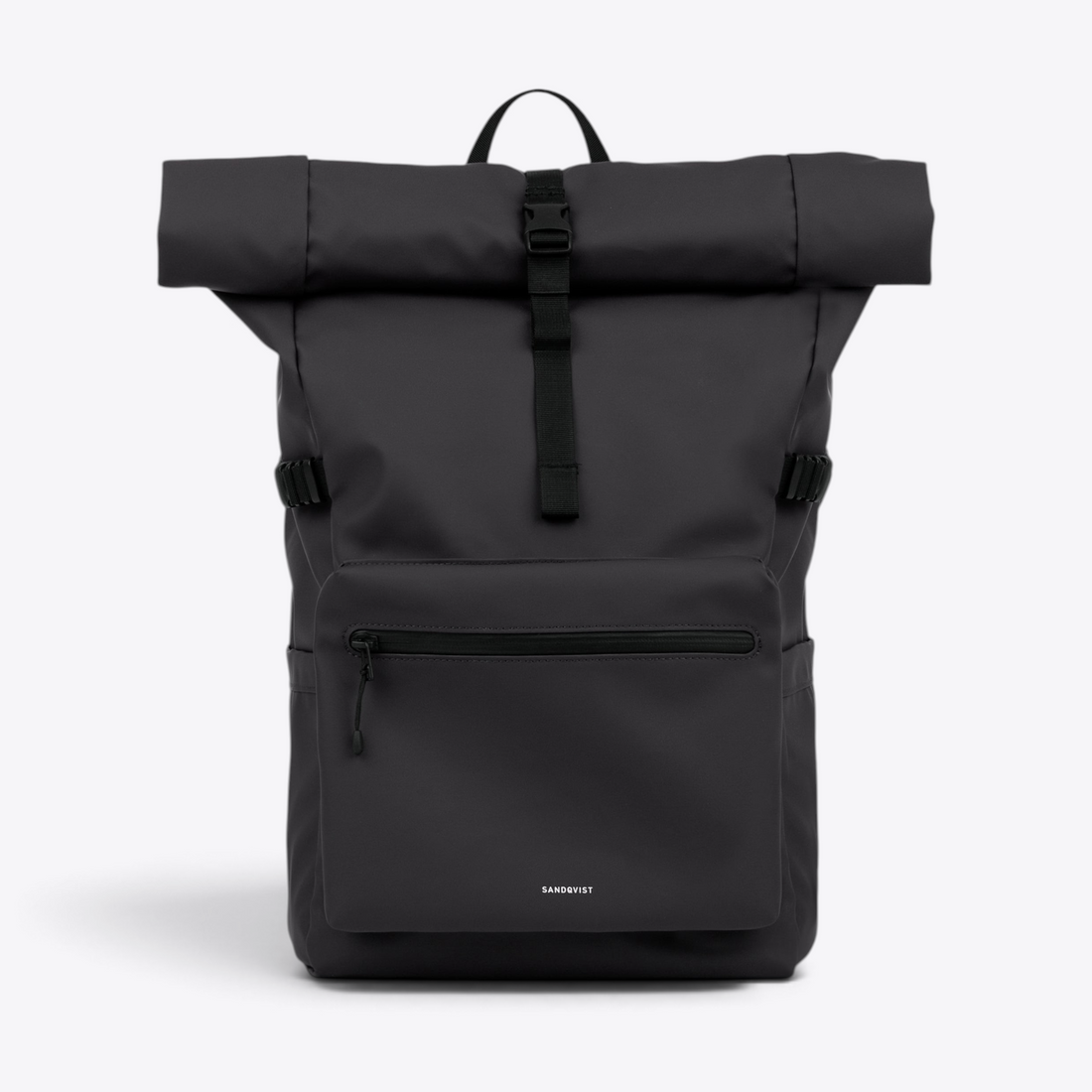 Sandqvist STREAM Rolltop Backpack L noir — vue de face avec fermeture rolltop et poche zippée.
