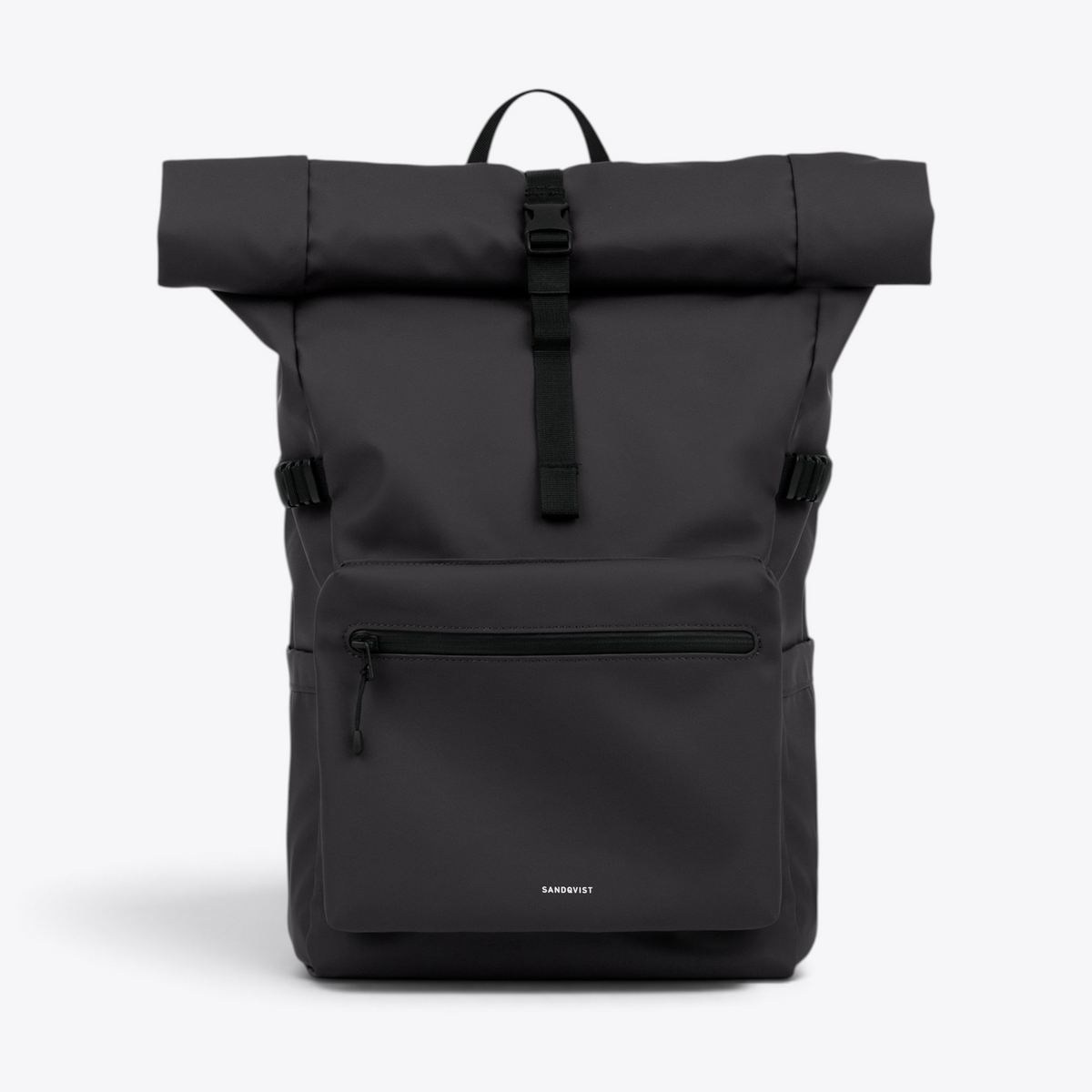 Sandqvist STREAM Rolltop Backpack L noir — vue de face avec fermeture rolltop et poche zippée.