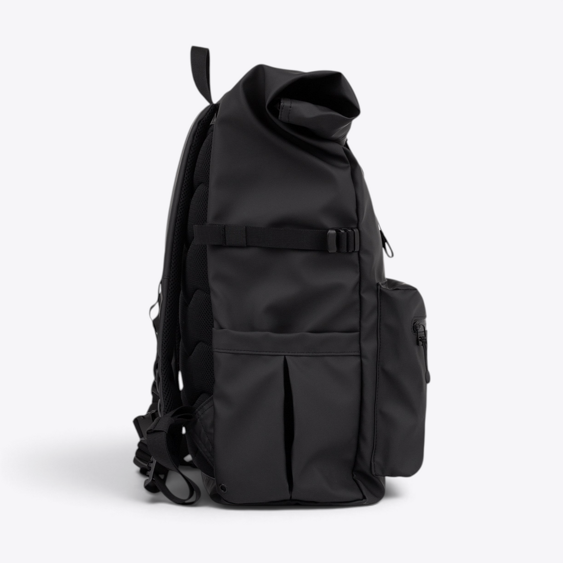 Sandqvist STREAM Rolltop Backpack L noir — vue de profil avec poche latérale et sangles de compression.