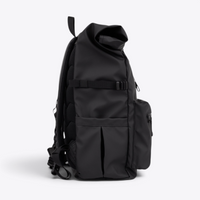 Sandqvist STREAM Rolltop Backpack L noir — vue de profil avec poche latérale et sangles de compression.