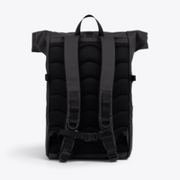 Sandqvist STREAM Rolltop Backpack L noir — vue arrière avec dos rembourré, bretelles et sangle de poitrine.