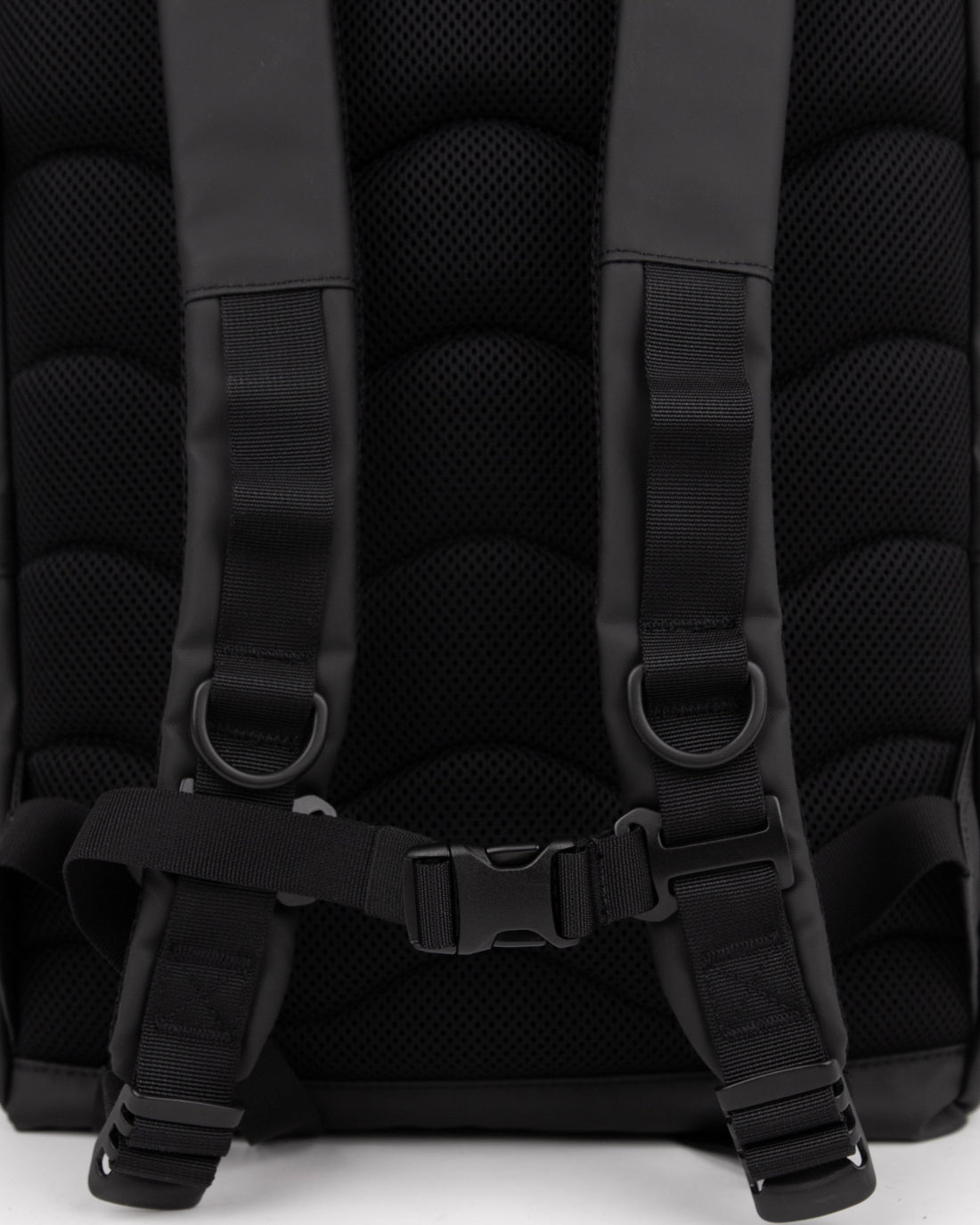 Sandqvist STREAM Rolltop Backpack L noir — détail des bretelles rembourrées et de la sangle de poitrine.