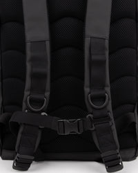 Sandqvist STREAM Rolltop Backpack L noir — détail des bretelles rembourrées et de la sangle de poitrine.