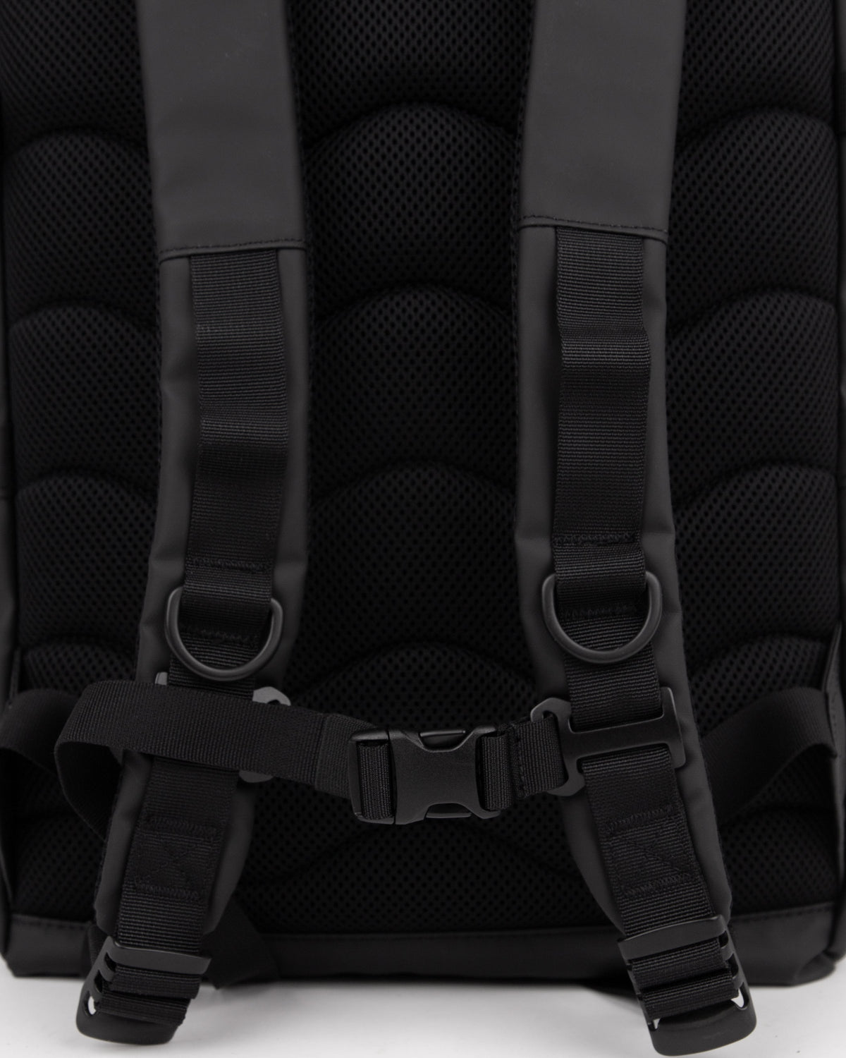Sandqvist STREAM Rolltop Backpack L noir — détail des bretelles rembourrées et de la sangle de poitrine.