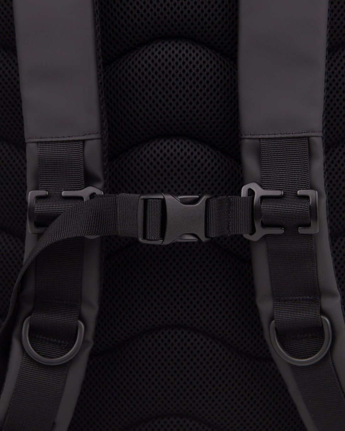 Sandqvist STREAM Rolltop Backpack L noir — détail de la sangle de poitrine réglable en hauteur et de sa boucle.