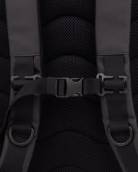 Sandqvist STREAM Rolltop Backpack L noir — détail de la sangle de poitrine réglable en hauteur et de sa boucle.