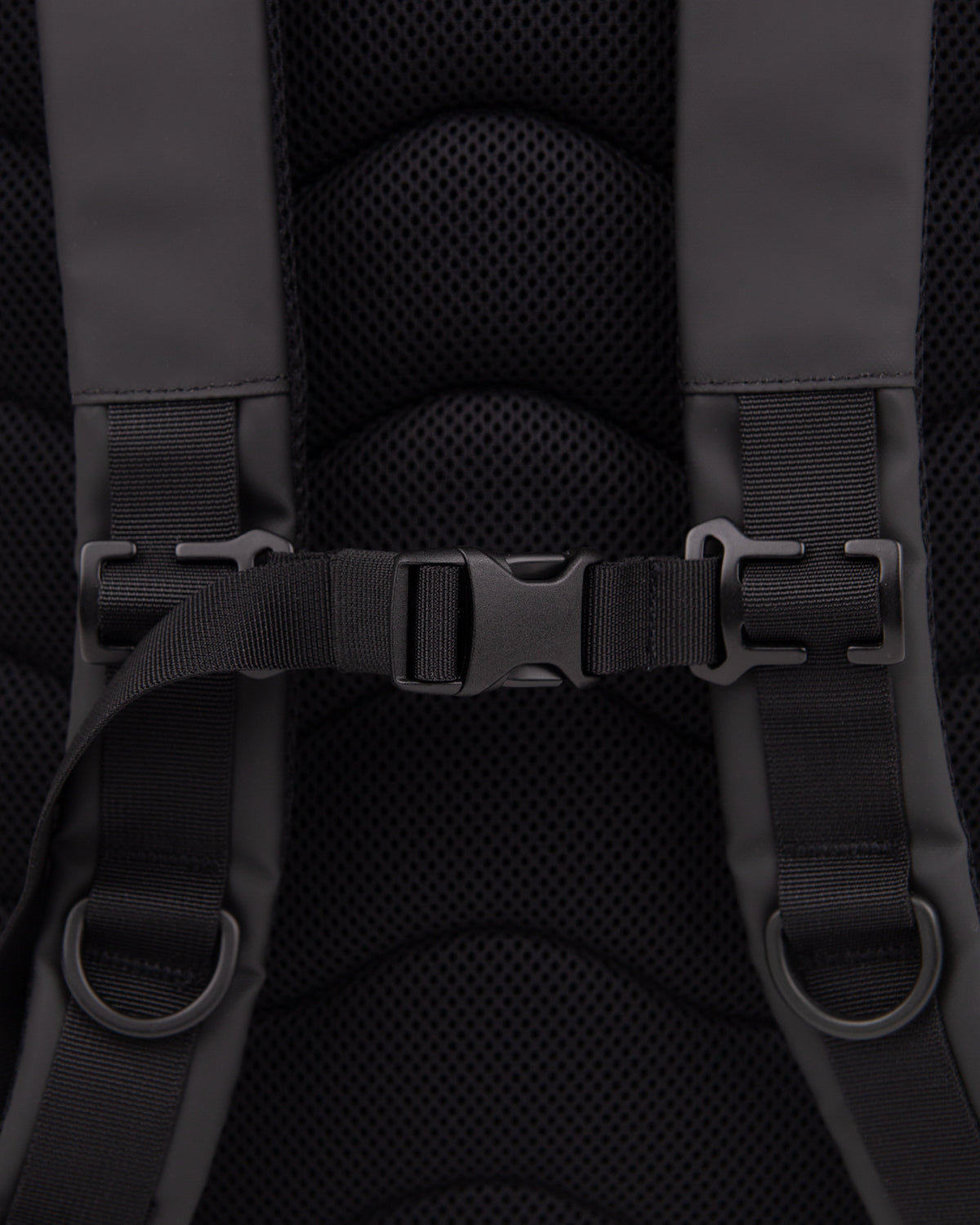 Sandqvist STREAM Rolltop Backpack L noir — détail de la sangle de poitrine réglable en hauteur et de sa boucle.