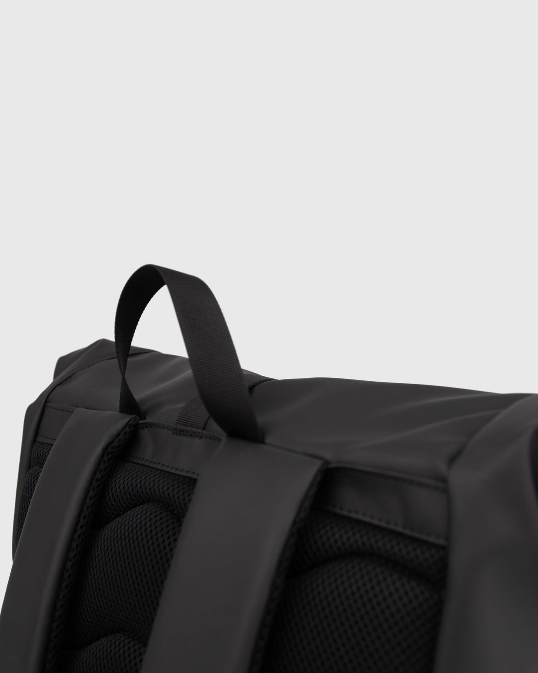 Sandqvist STREAM Rolltop Backpack L noir — détail de la poignée supérieure et du haut du dos rembourré.
