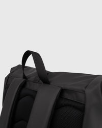 Sandqvist STREAM Rolltop Backpack L noir — détail de la poignée supérieure et du haut du dos rembourré.