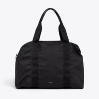Sandqvist STREAM Weekender Bag noir — vue de face avec les extrémités latérales repliées et fixées.