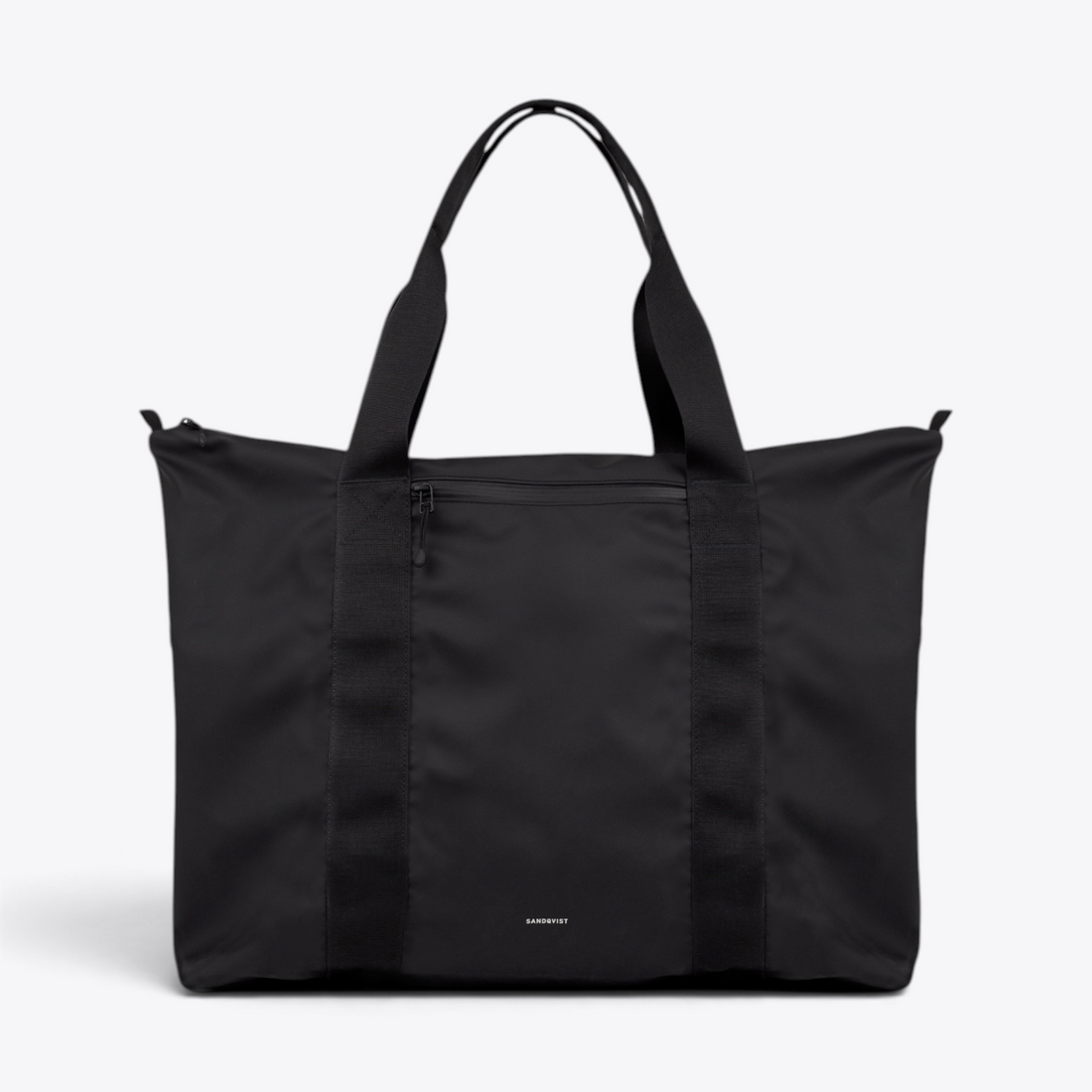 Sandqvist STREAM Weekender Bag noir — vue de face, poignées relevées et poche frontale zippée.