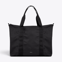 Sandqvist STREAM Weekender Bag noir — vue de face, poignées relevées et poche frontale zippée.