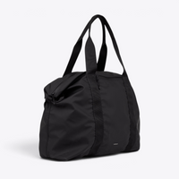 Sandqvist STREAM Weekender Bag noir — vue de trois quarts avec les extrémités latérales repliées.
