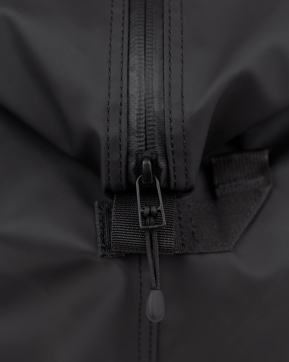 Sandqvist STREAM Weekender Bag noir — détail des fermetures éclair du compartiment principal et de la poche extérieure.