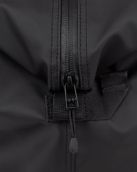 Sandqvist STREAM Weekender Bag noir — détail des fermetures éclair du compartiment principal et de la poche extérieure.