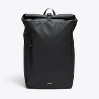 Sandqvist STREAM Rolltop Backpack 14" noir — vue de face avec poche à fermeture éclair verticale.