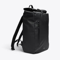 Sandqvist STREAM Rolltop Backpack 14" noir — vue de trois quarts avec poche avant fermée.