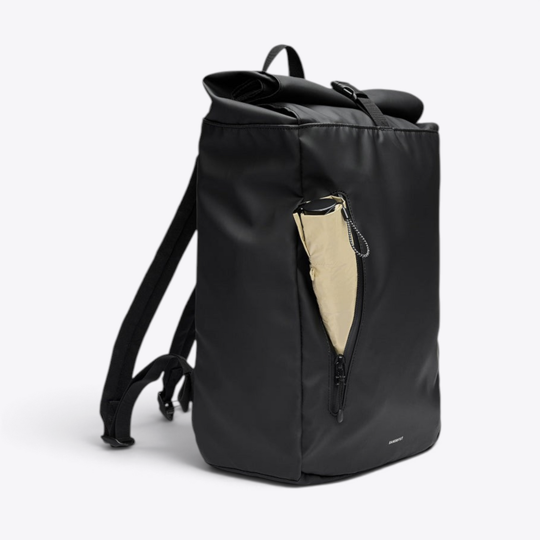 Sandqvist STREAM Rolltop Backpack 14" noir — vue de trois quarts avec poche avant ouverte pour illustrer le rangement.