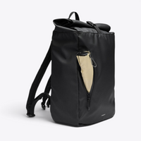 Sandqvist STREAM Rolltop Backpack 14" noir — vue de trois quarts avec poche avant ouverte pour illustrer le rangement.